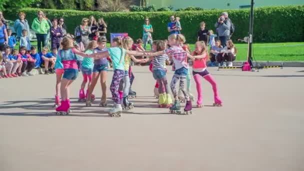 Doemzale Slovenië Juni 2018 Groep Meisjes Paardrijden Dansen Rolschaatsen Tijdens — Stockvideo