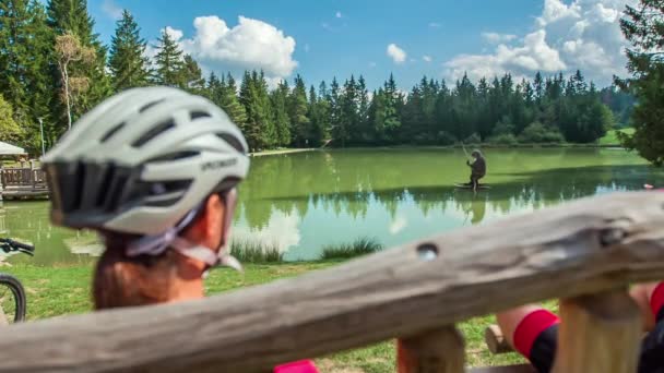 Pár Dává Pauzu Cyklistiky Dívá Krásné Zelené Jezero Lavičce Den — Stock video