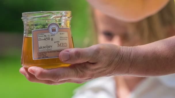 Ein Lehrer Nimmt Einen Löffel Honig Aus Dem Glas Sie — Stockvideo