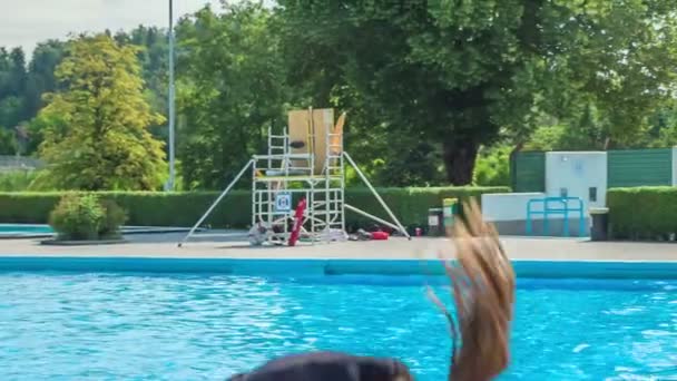 Domzale Slovenia 2015年6月这一组青少年精力充沛 他们在游泳池旁边表演一个舞曲 — 图库视频影像