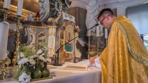 Domzale Slovenia 2018 Чоловік Молиться Молоду Пару Яка Невдовзі Вийде — стокове відео