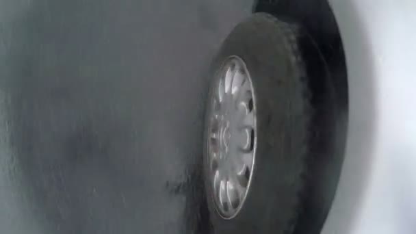 Las Ruedas Del Coche Mueven Cuando Coche Está Conduciendo Centro — Vídeo de stock