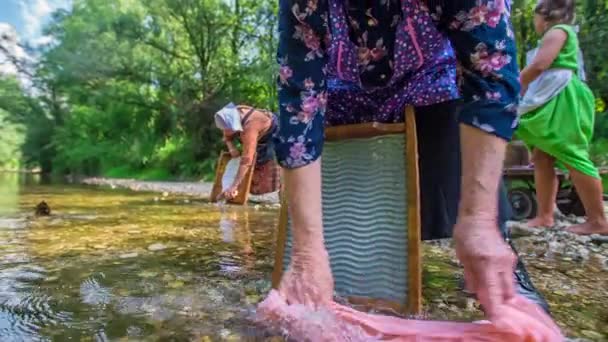 Les Vieilles Femmes Continuent Travailler Lavent Leurs Vêtements Dans Rivière — Video