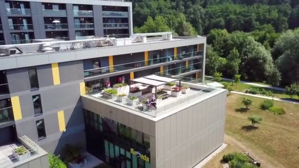 Luftdrohne Des Modernen Gebäudes Mit Schönen Balkonen — Stockvideo
