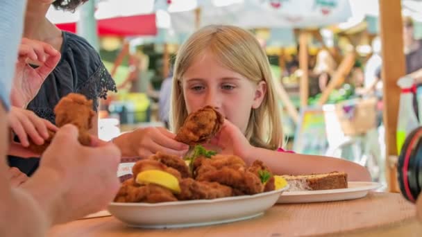 Domzale Slovenien Juni 2018 Alla Familj Tar Bit Läcker Stekt — Stockvideo