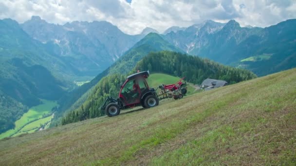 Hombre Tractor Está Preparando Heno Una Colina Empinada Las Montañas — Vídeo de stock