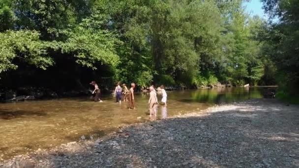 Діти Проводять Свій Час Річці Гарний Сонячний День Вони Посипаються — стокове відео