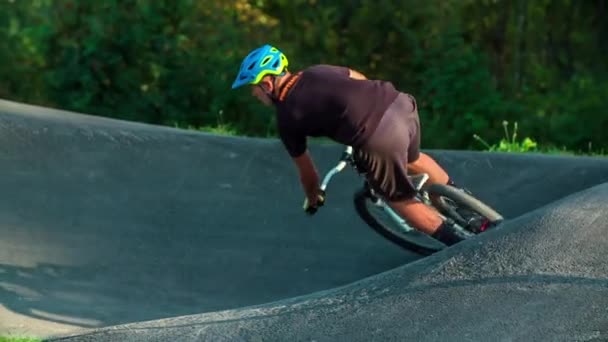 Estos Ciclistas Son Muy Buenos Están Practicando Parque Infantil Bicicletas — Vídeos de Stock