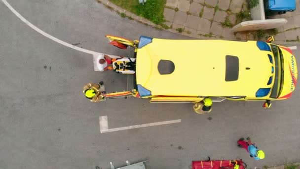 Räddningspersonal Sätter Skadad Person Ambulans Och Sen Stänger Han Dörren — Stockvideo