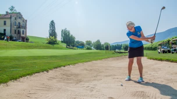 Kobieta Stoi Piasku Polu Golfowym Ćwiczy Swingowanie — Wideo stockowe