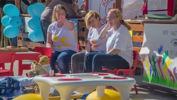 Domzale Eslovénia Junho 2018 Grupo Mulheres Sentadas Banco Durante Celebração — Vídeo de Stock