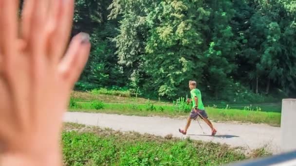 Olgun Bir Adamın Doğa Üzerinde Yürüyüş Direğiyle Koşuşunun Görüntüleri — Stok video