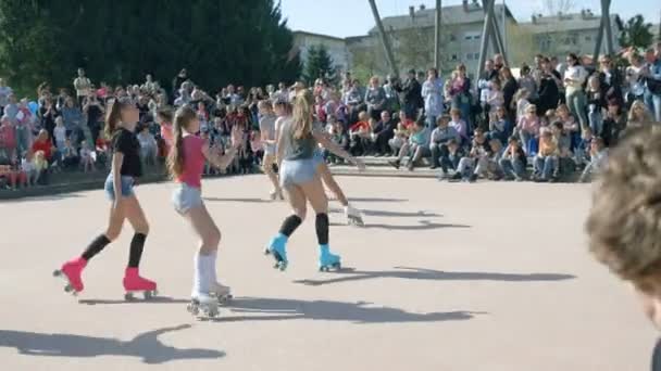 Domzale Slovenien Juni 2018 Grupp Flickor Ridning Och Dans Rullskridskor — Stockvideo
