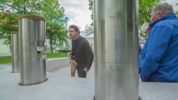 Zalec Slovenia June 2017 Dua Pemuda Berjalan Jalan Dan Ingin — Stok Video
