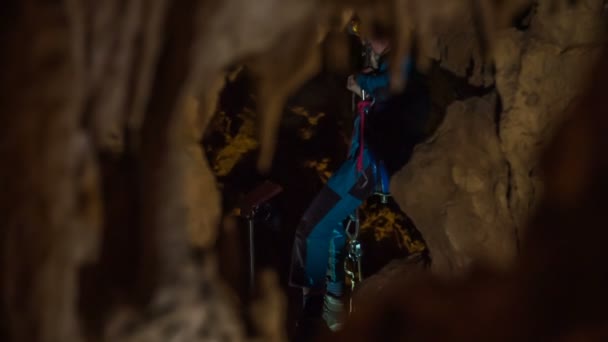 Domzália Szlovénia Július 2018 Hegymászó Lassan Megy Kötélen Barlangokat Kutatja — Stock videók