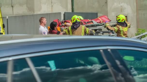 Los Bomberos Salvaron Una Persona Herida Ahora Están Tratando Llevarla — Vídeos de Stock