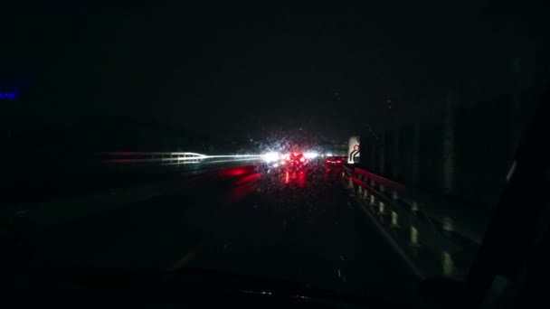 Νυχτερινό Υλικό Από Αυτοκίνητα Που Οδηγούν Στην Εθνική Οδό — Αρχείο Βίντεο
