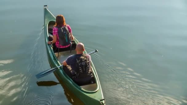 Uma Água Tranquila Rio Casal Está Lentamente Remando Desfrutando Passeio — Vídeo de Stock