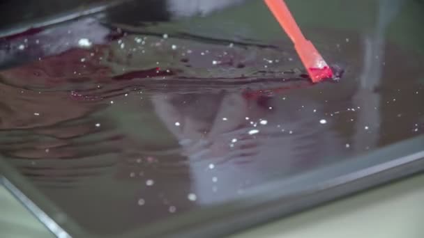 Μαθητές Κάνουν Ένα Πείραμα Νερό Και Φωτεινά Χρώματα Κατά Διάρκεια — Αρχείο Βίντεο