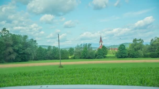 Auto Projíždí Krásnou Přírodou Když Jede Dálnici Pozadí Také Kostelní — Stock video