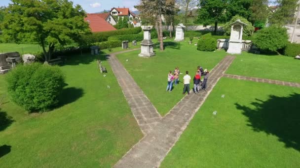 Zalec Celje Slovenien Maj 2017 Alla Samlade Och Lyssnar Guiden — Stockvideo