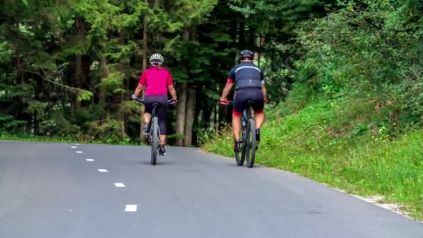 Två Personer Cyklar Uppför Och Skogen Naturen Vacker Och Grön — Stockvideo
