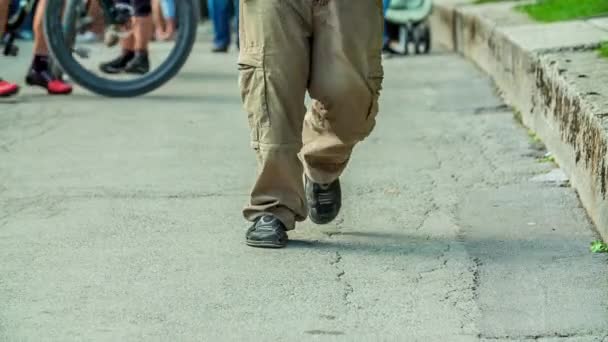 Este Hombre Lleva Pantalones Largos Verano Todos Los Demás Tienen — Vídeos de Stock