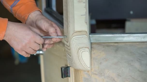 Hombre Está Diseñando Nuevo Coche Vintage Está Tratando Poner Tornillo — Vídeos de Stock