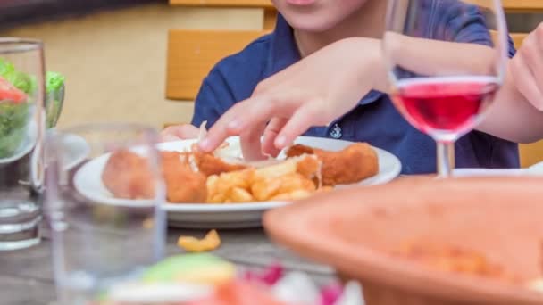 Mamá Pone Trozo Pollo Plato Hijo Gusta Mucho Almuerzo — Vídeo de stock