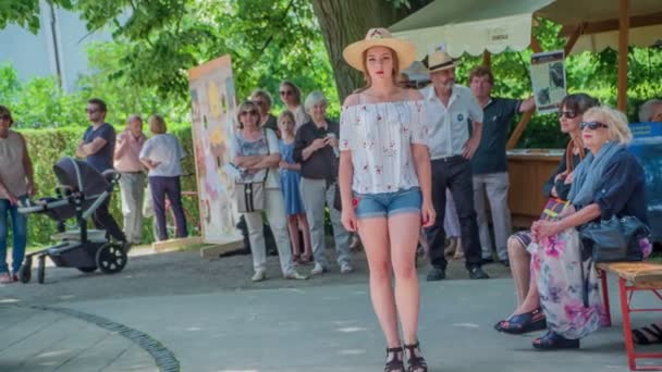 Gente Divirtiéndose Festival Sombreros Paja — Vídeo de stock