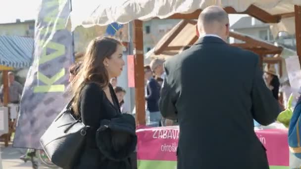 Domzale Slovenia 2018 Червня Людина Запрошує Гарного Гостя Фестиваль Зможе — стокове відео