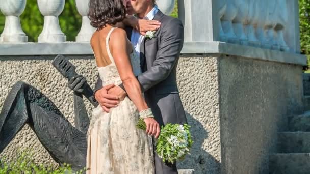 Милая Молодая Супружеская Пара Целуется Поженились Делают Свадебные Фотографии — стоковое видео