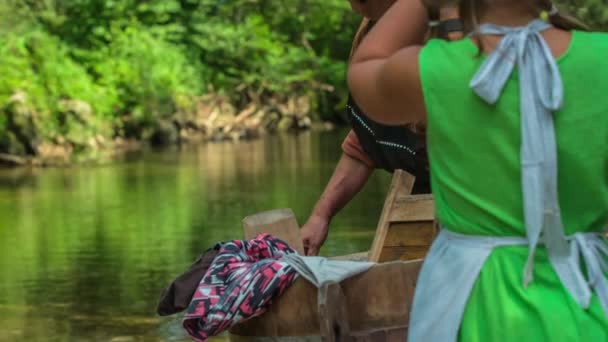 Женщины Замечают Плавает Поверхности Воды Стирали Одежду — стоковое видео