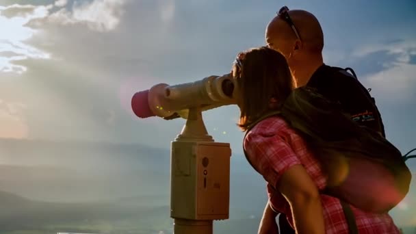 Dva Lidé Dosáhli Vrcholu Hory Pozorují Výhled Dalekohledem — Stock video