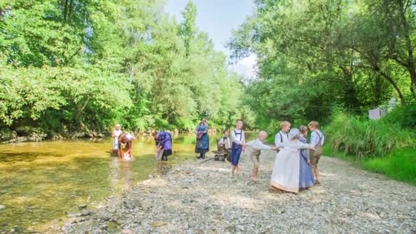 Jóvenes Ancianos Están Pasando Tiempo Junto Río Día Agradable Soleado — Vídeo de stock