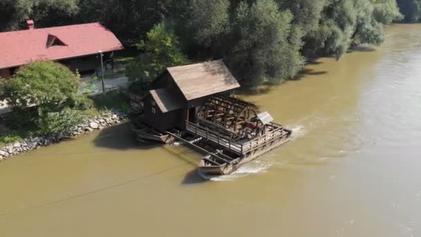 Luftaufnahmen Der Alten Wassermühle Fluss Sonnigen Tagen — Stockvideo