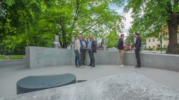 Zalec Slovenia 2017年6月10日園内には5人が立ち並び 噴水からビールを楽しんでいます — ストック動画