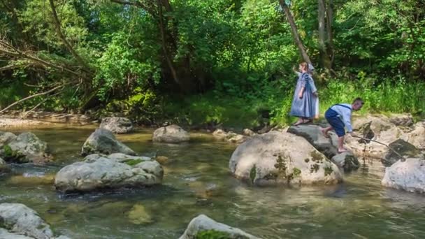 Kinderen Spelen Rotsen Het Water Zwaaien Naar Iemand Verte Zien — Stockvideo