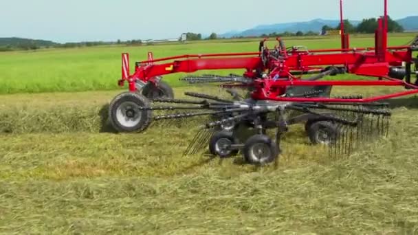 회전목마는 커다란 건초를 준비하고 여름이고 농부들 건초를 준비하느라 바쁩니다 — 비디오