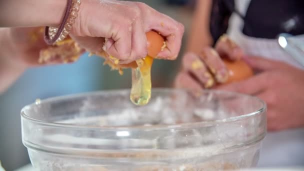 Dos Estudiantes Clase Cocina Están Rompiendo Huevos Los Están Poniendo — Vídeo de stock