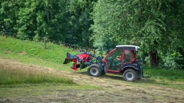 Röd Traktor Kör Mycket Snabbt Uppför Bönderna Upptagna Med Att — Stockvideo