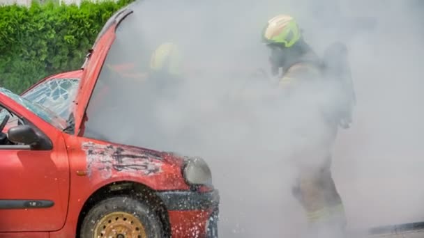 Domzale Słowenia Lipiec 2018 Pożarze Samochodu Wylatuje Mnóstwo Dymu Strażacy — Wideo stockowe