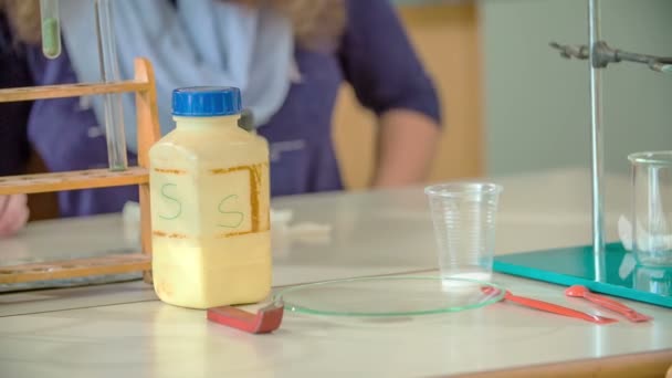 Gyerekek Egy Kémia Órán Kísérleteznek Izgatottak Hogy Dolgokat Tanulhatnak — Stock videók