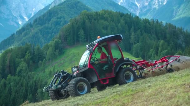 Traktor Sjíždí Kopce Připravuje Seno Hory Údolí Ním Vypadají Nádherně — Stock video