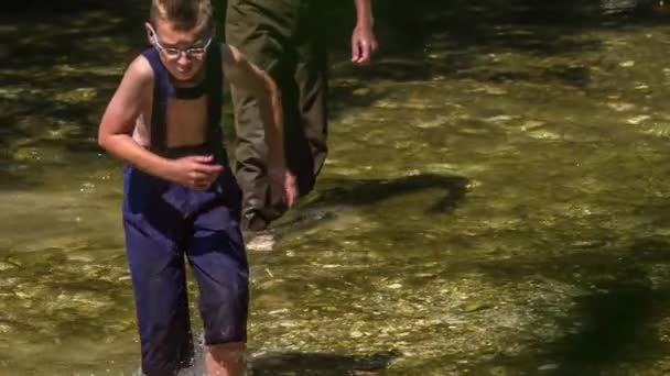 Este Chico Siente Poco Frío Quiere Salir Del Agua Antes — Vídeo de stock