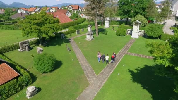 Zalec Celje Slovenien Maj 2017 Guiden Berättar Den Berömda Romerska — Stockvideo