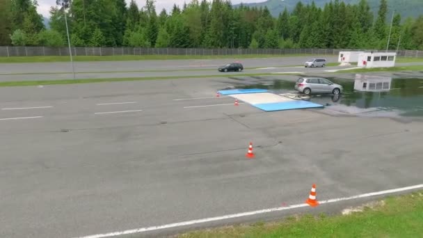 Auf Glatter Straße Einem Sicheren Fahrzentrum Durchläuft Ein Grauer Wagen — Stockvideo