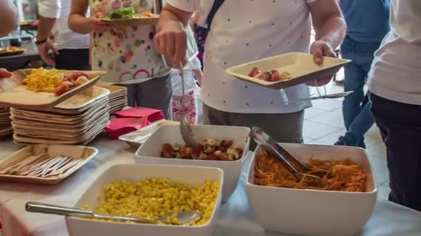 Gäste Einer Veranstaltung Bei Einem Selbstbedienungs Mittagessen Die Vielfalt Lebensmitteln — Stockvideo