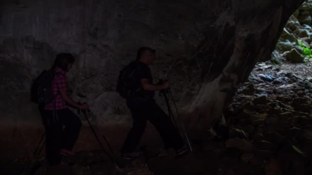 Dva Lidé Jsou Túře Jdou Ven Jeskyně Kde Pozorovali Přírodu — Stock video