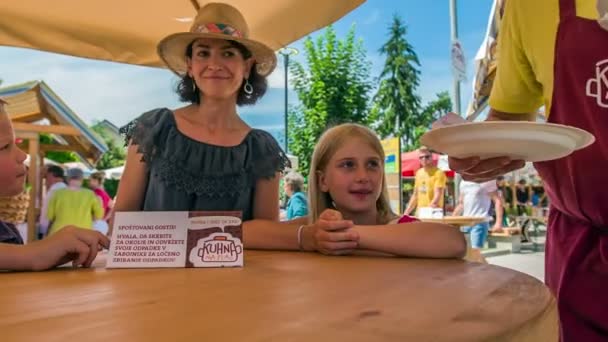 Domzale Slowenien Juni 2018 Eine Ganze Familie Entscheidet Über Das — Stockvideo